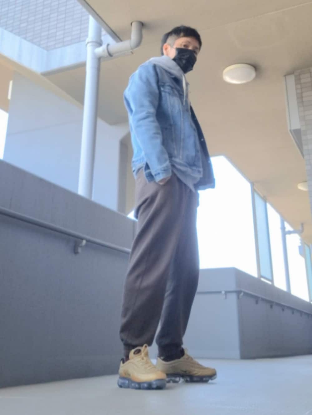 「パーカー、ジージャン、デニムジャケット、Gジャン、スウェットパンツ、ヴェイパーマックス、ストリート」｜「Levi'sの【Levi's】トラッカージャケット（デニムジャケット、ブルー系）」を使った、磨木師さん（メンズ・176cm）の春コーディネートの2枚目の写真