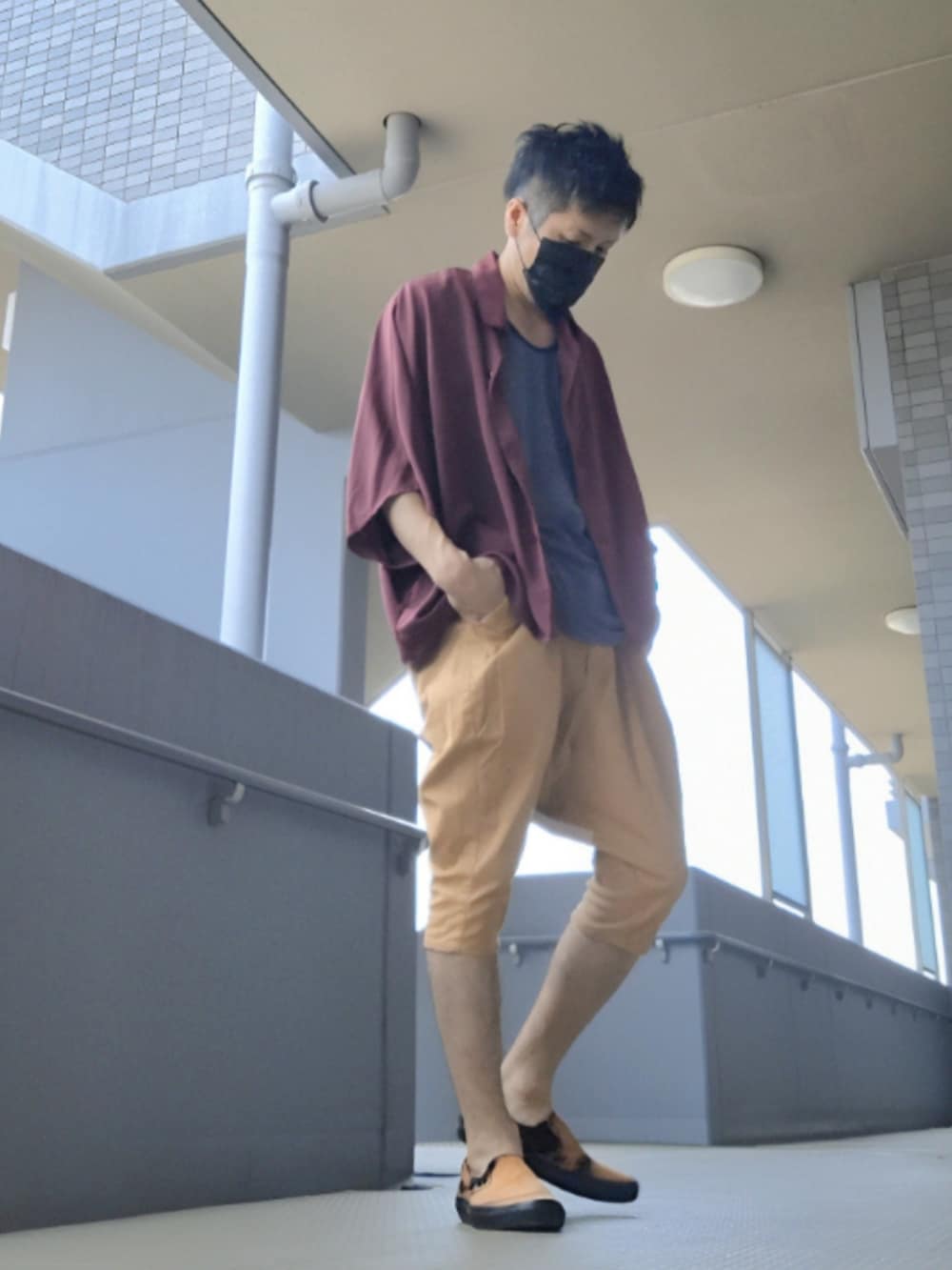 「シャツスタイル、ボルドー、ハーフパンツ、短パン、タイダイ柄、スリッポン、シンプルスタイル、スチャダラパー、今夜はブギーバック、ジョッキ」｜「HAREのドルマンBIGシャツ(HARE)（シャツ/ブラウス、レッド系）」を使った、磨木師さん（メンズ・176cm）の夏コーディネートの2枚目の写真