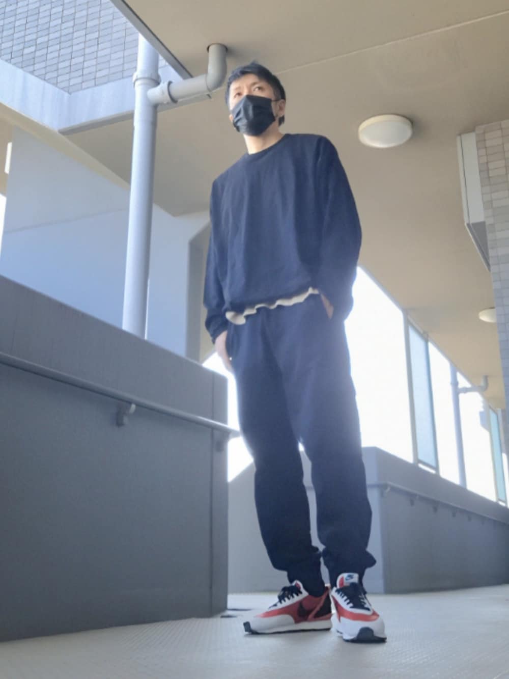 「ブラック、カーゴパンツ、黒、差し色(赤)、daybreak、レイヤードスタイル、スウェットパンツ」｜「Carharttのクリック スウェット パンツ（その他、ブラック系）」を使った、磨木師さん（メンズ・176cm）の春コーディネートの2枚目の写真