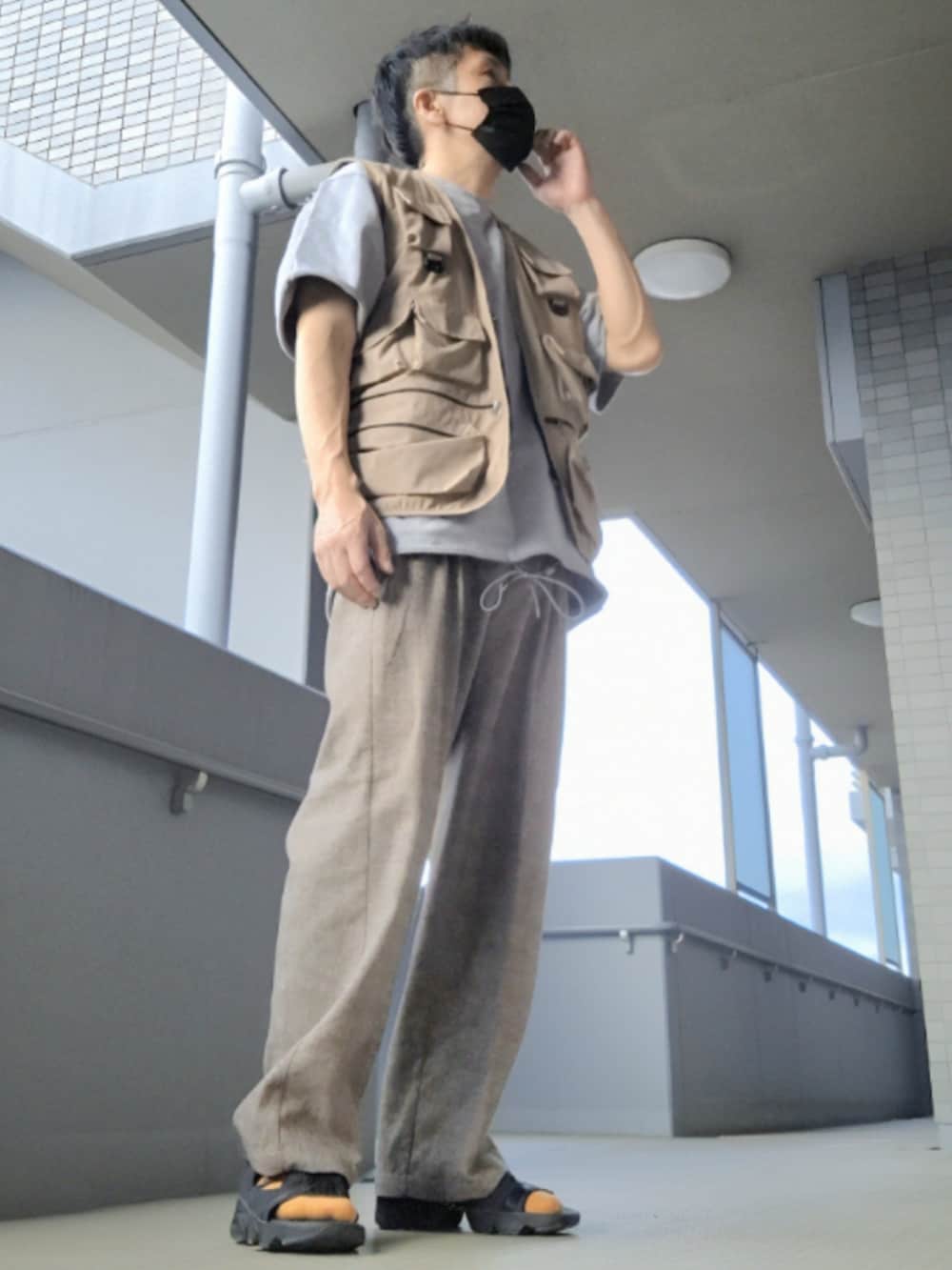 「ベスト、シンプルスタイル、サンダル、スラックス、ポンプフューリー」｜「lot holonの【lot holon/ロット ホロン】 カットオフ ビッグTシャツ（Tシャツ/カットソー、グレー系）」を使った、磨木師さん（メンズ・176cm）の夏コーディネートの2枚目の写真