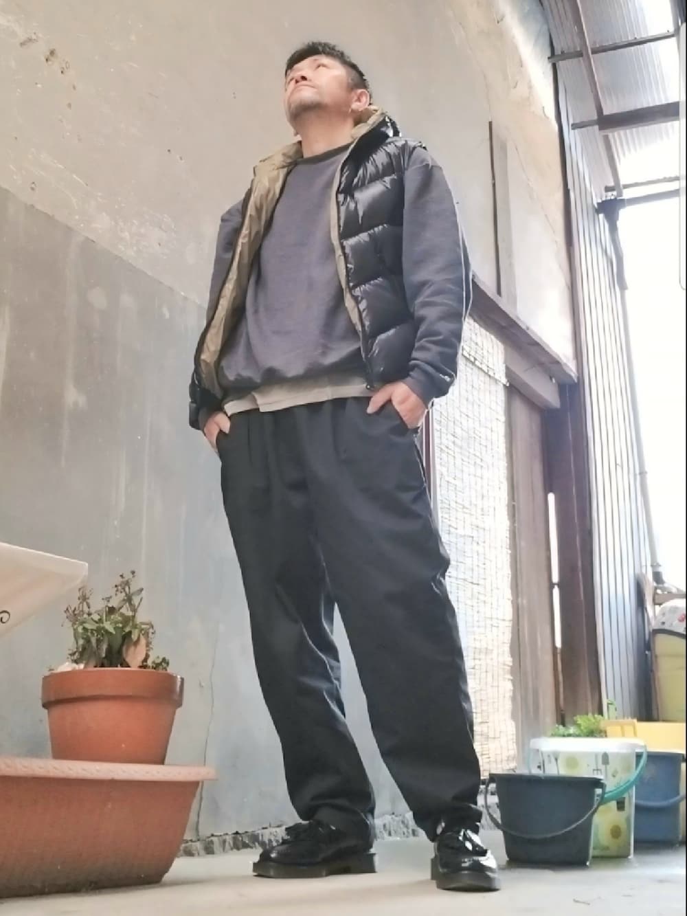「カジュアル、大人カジュアル、ダウンベスト、スウェット、シェフパンツ、レイヤードスタイル、ローファー、タッセルローファー、モノトーン、シンプルコーデ、春アウター、春コーデ、シンプル、おでかけコーデ、39度の男」|「ChampionのChampion PULLOVER オーバーサイズ プルオーバー クルーネック スウェット/チャンピオン(スウェット、グレー系)」を使った、磨木師さん(メンズ・176cm)の春コーディネートの2枚目の写真