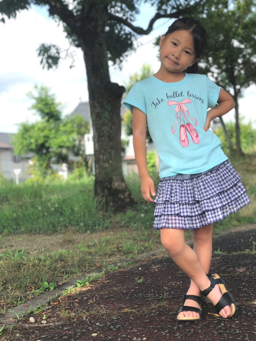 ブルー系のTシャツ/カットソー、ブルー系のスカート、ブラック系のサンダルを着用したキッズの夏コーディネートの2枚目の写真