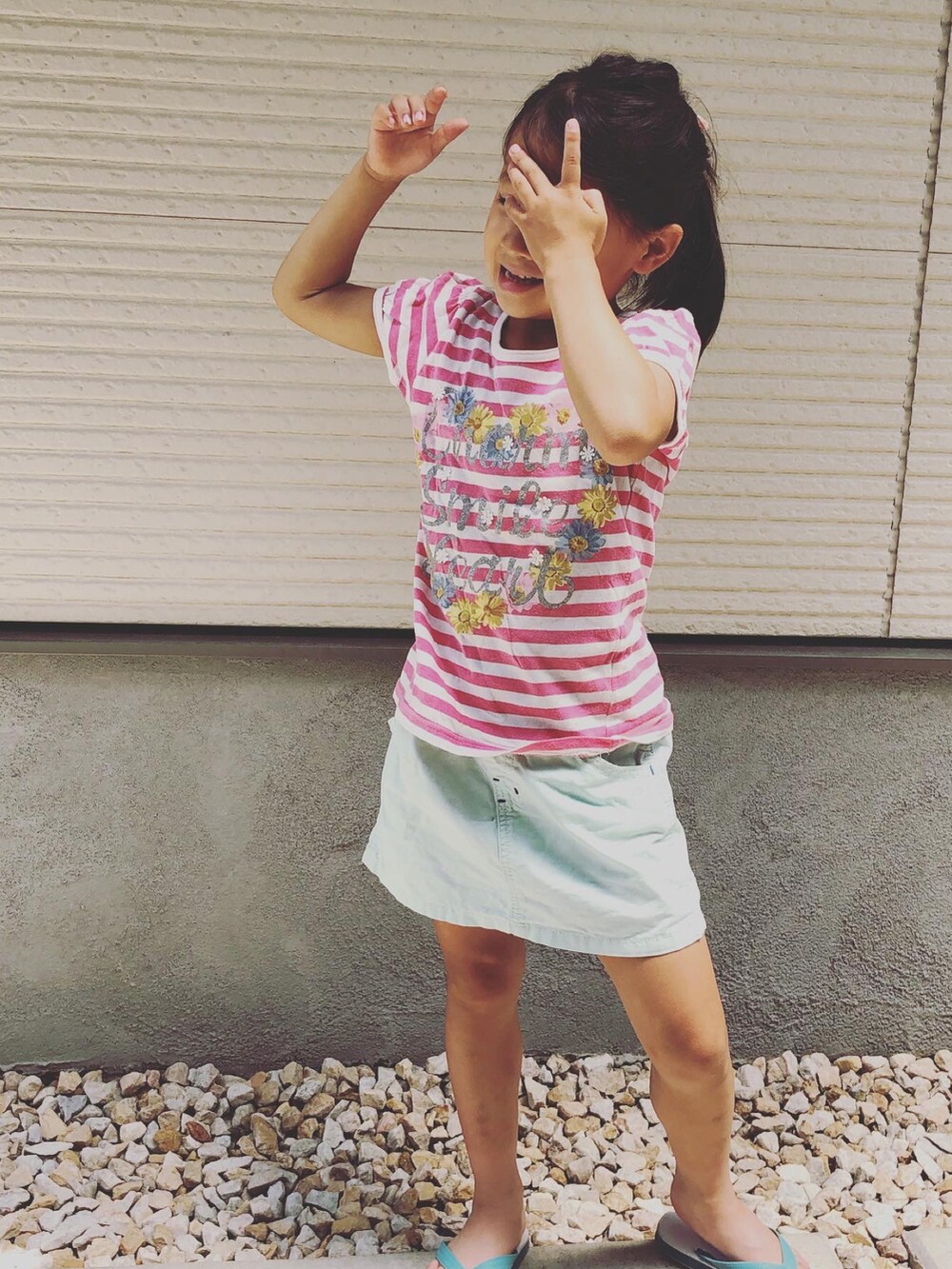 ブルー系のサンダル、グリーン系のスカート、ピンク系のTシャツ/カットソーを着用したキッズの夏コーディネートの2枚目の写真