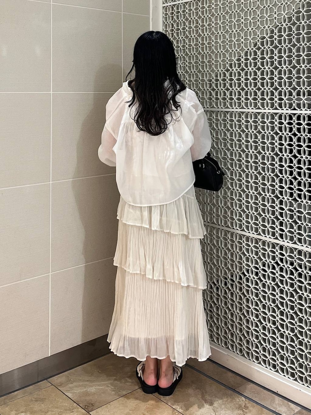 ホワイト系のシャツ/ブラウス、ホワイト系のキャミソール、ホワイト系のタンクトップを着用したレディースの秋コーディネートの2枚目の写真