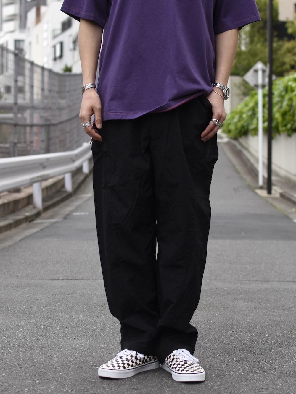ブラック系のパンツ、その他のスニーカー、パープル系のTシャツ/カットソーを着用したメンズの夏コーディネートの5枚目の写真