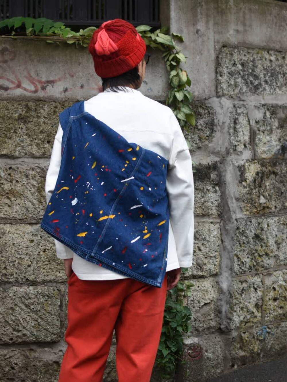 ホワイト系のスウェット、ブルー系のデニムジャケット、レッド系のスウェットパンツを着用したメンズの秋コーディネートの5枚目の写真