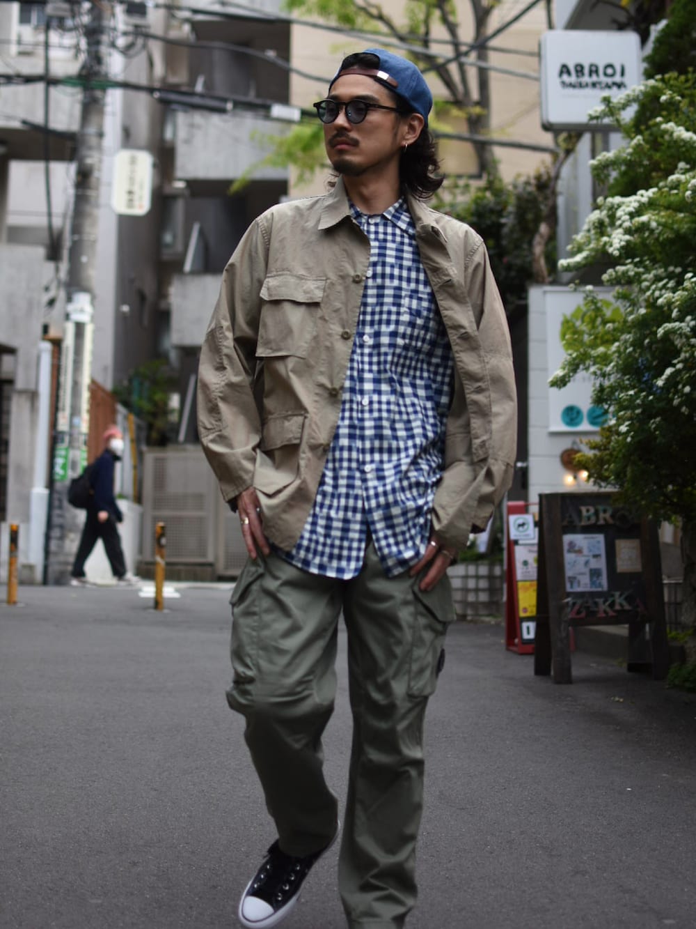 ベージュ系のミリタリージャケット、ブルー系のシャツ/ブラウス、グリーン系のカーゴパンツを着用したメンズの春コーディネートの5枚目の写真