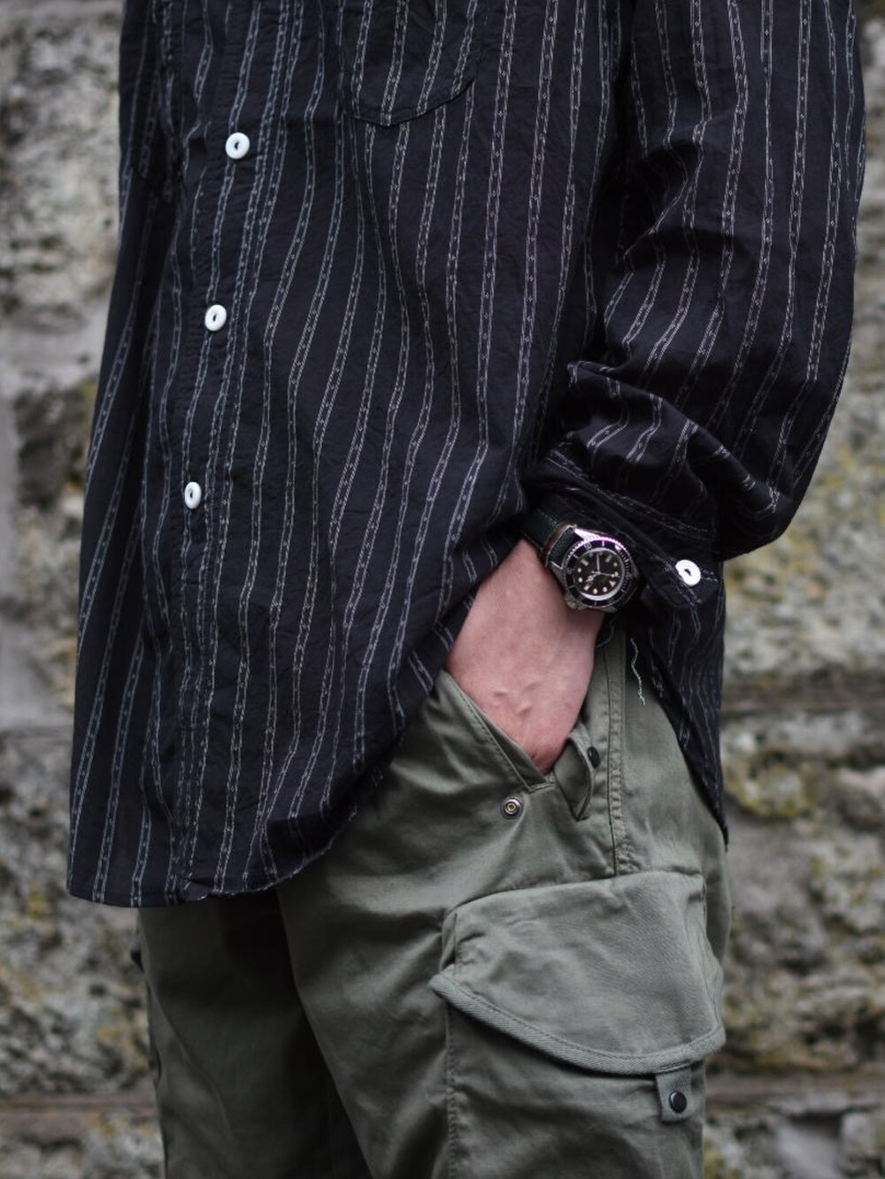 ブラック系のシャツ/ブラウス、グリーン系のカーゴパンツ、ブラック系のその他シューズを着用したメンズの春コーディネートの4枚目の写真