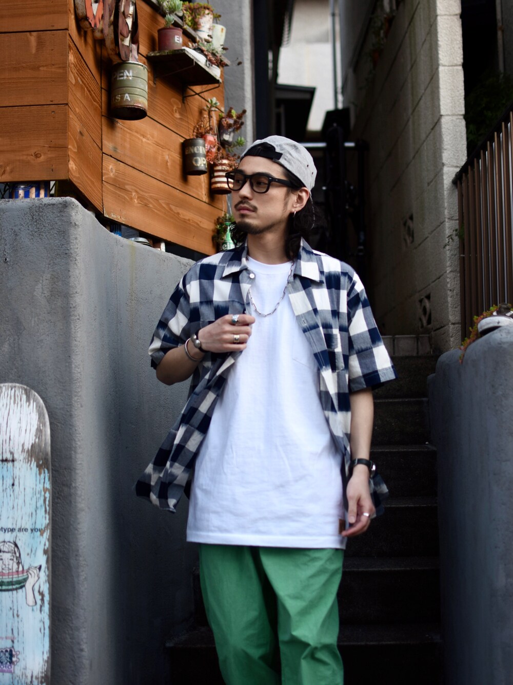 グリーン系のその他パンツ、ブルー系のシャツ/ブラウス、ブラック系のスニーカーを着用したメンズの春コーディネートの2枚目の写真