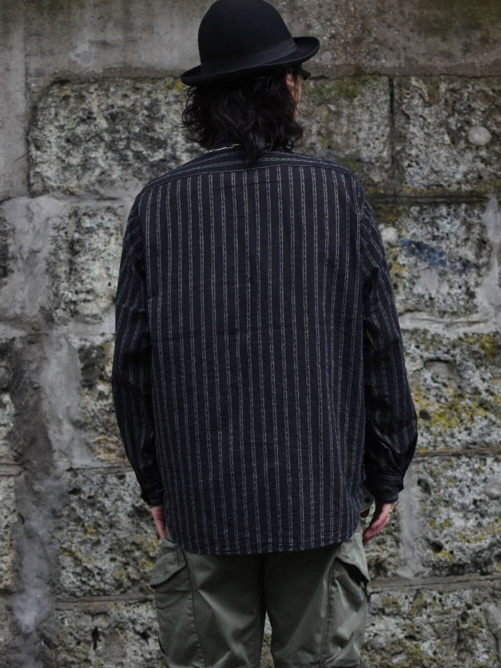 ブラック系のシャツ/ブラウス、グリーン系のカーゴパンツ、ブラック系のその他シューズを着用したメンズの春コーディネートの3枚目の写真