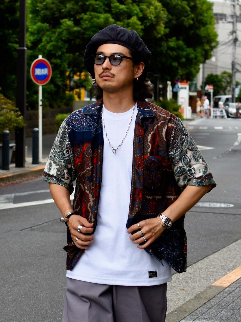 その他のシャツ/ブラウス、グレー系のチノパンツ、ブラック系のその他シューズを着用したメンズの夏コーディネートの3枚目の写真