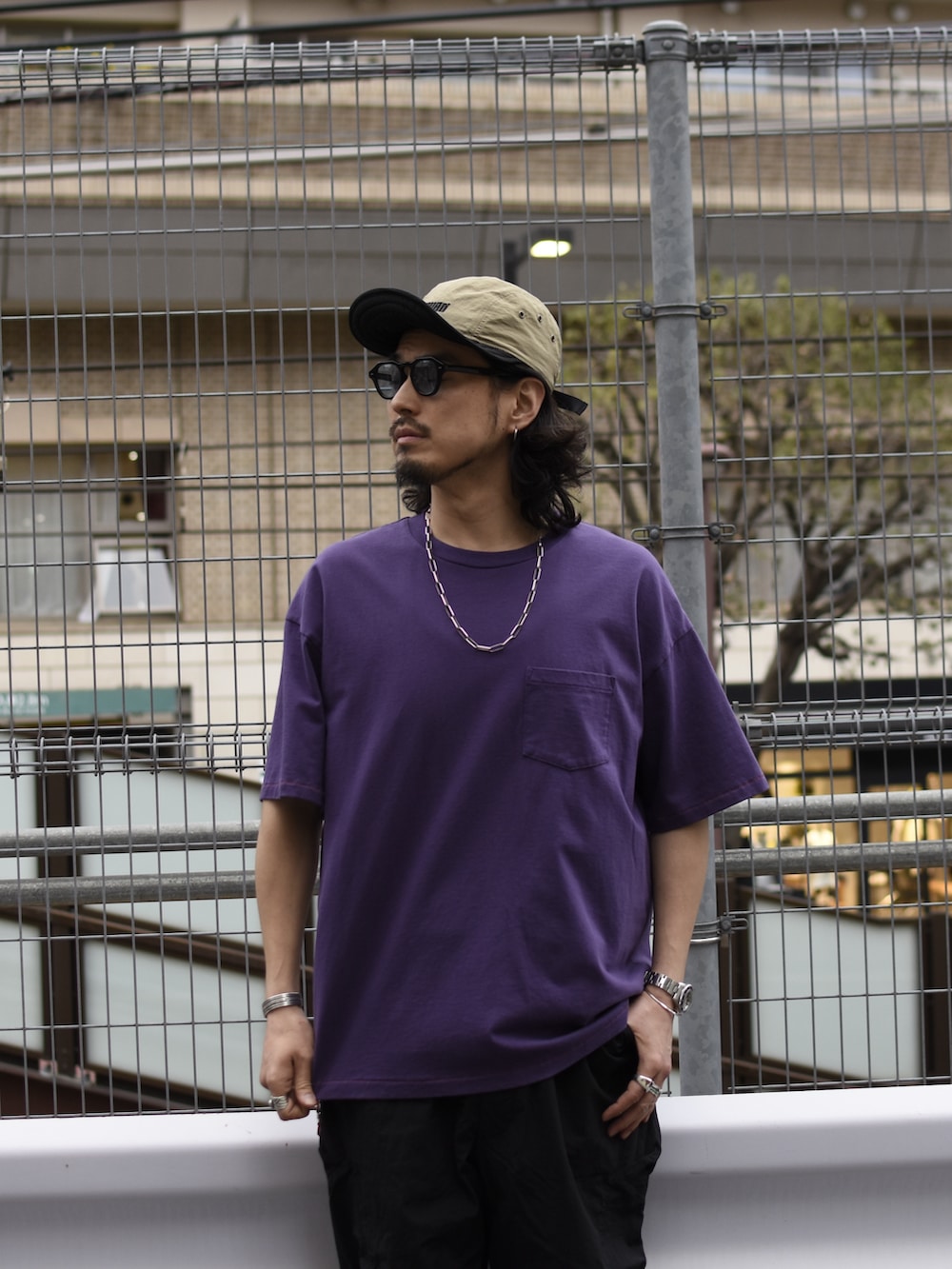 ブラック系のパンツ、その他のスニーカー、パープル系のTシャツ/カットソーを着用したメンズの夏コーディネートの2枚目の写真