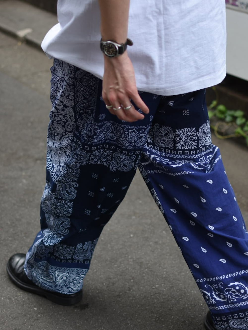 ブルー系のシャツ/ブラウス、ブルー系のパンツ、ホワイト系のスニーカーを着用したメンズの春コーディネートの4枚目の写真