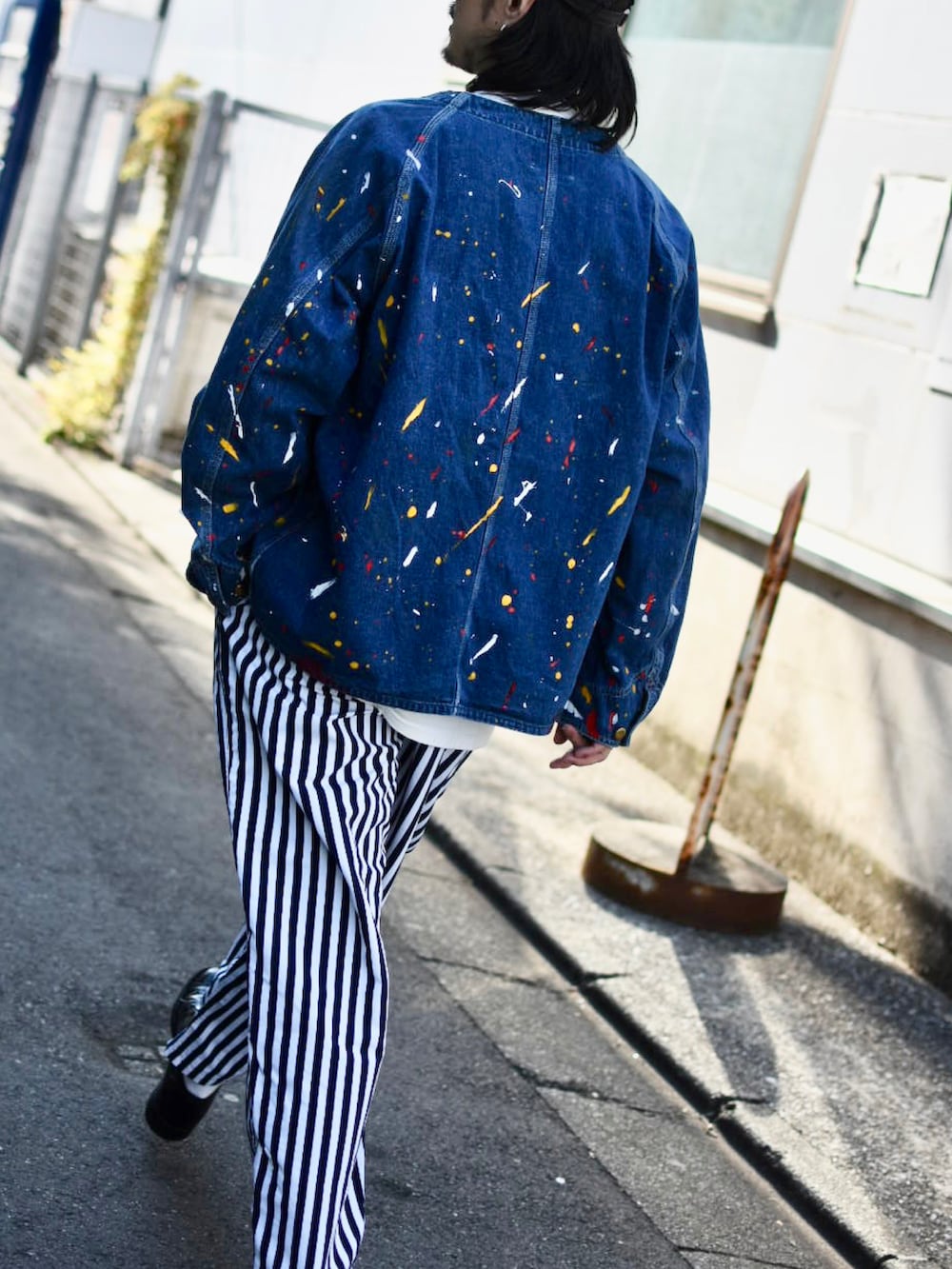 ブルー系のデニムジャケット、ブルー系のパンツ、ブラック系のその他シューズを着用したメンズの春コーディネートの3枚目の写真