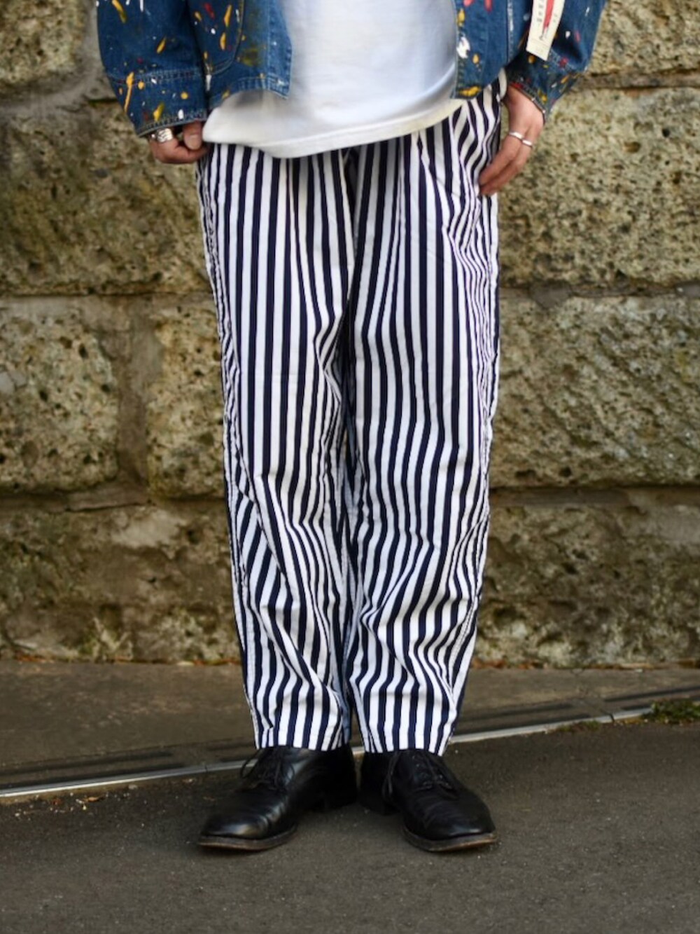 ブルー系のデニムジャケット、ブルー系のパンツ、ブラック系のその他シューズを着用したメンズの春コーディネートの4枚目の写真