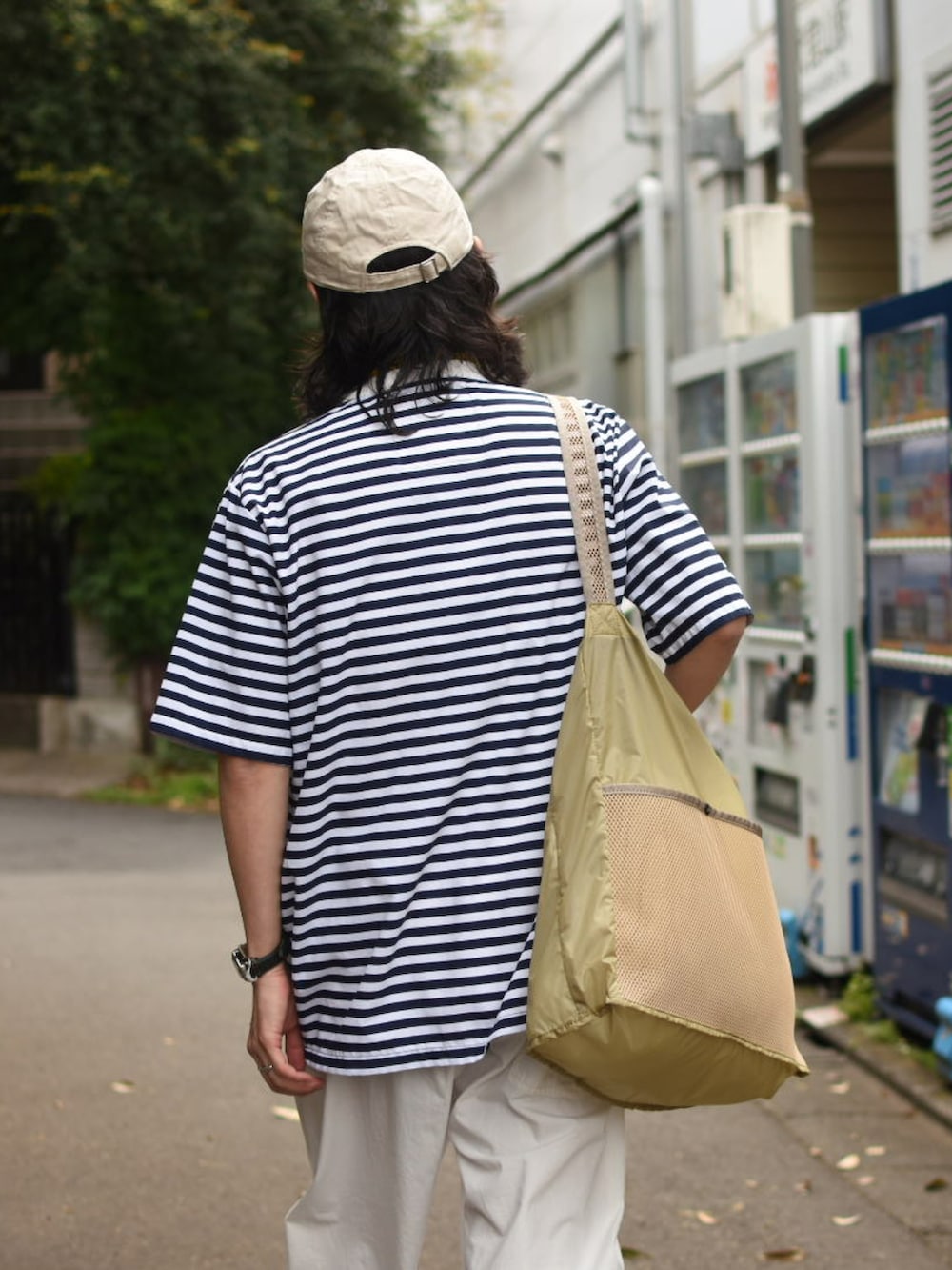ブルー系のTシャツ/カットソー、ホワイト系のカーゴパンツ、ベージュ系のバッグを着用したメンズの夏コーディネートの3枚目の写真