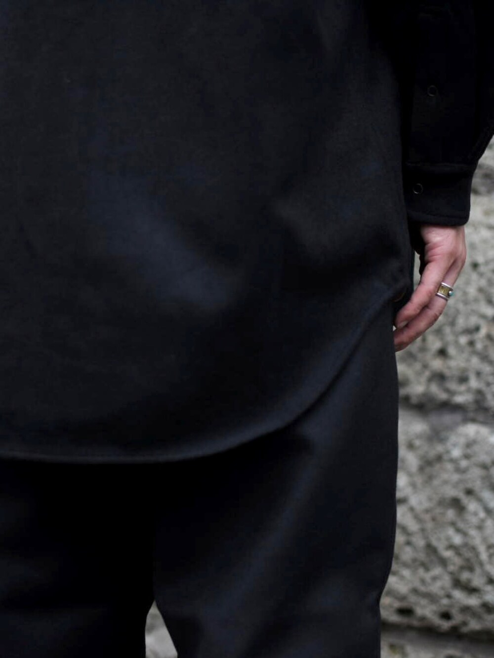 ブラック系のシャツ/ブラウス、ブラック系のその他パンツ、ブラック系のその他シューズを着用したメンズの秋コーディネートの5枚目の写真