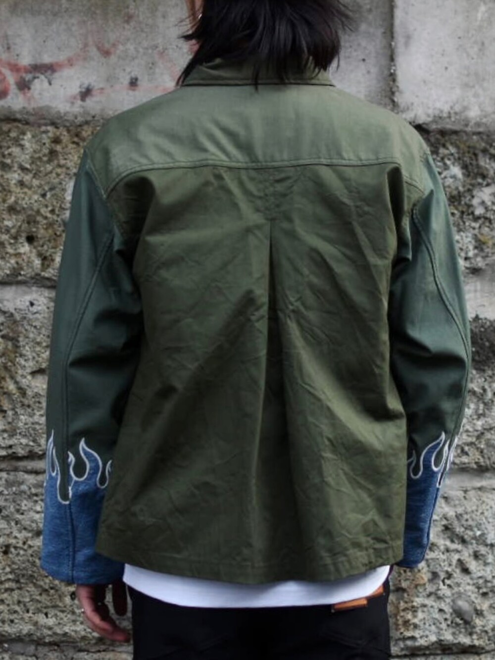 ブラック系のスラックス、グリーン系のミリタリージャケット、ブラック系のその他シューズを着用したメンズの春コーディネートの4枚目の写真