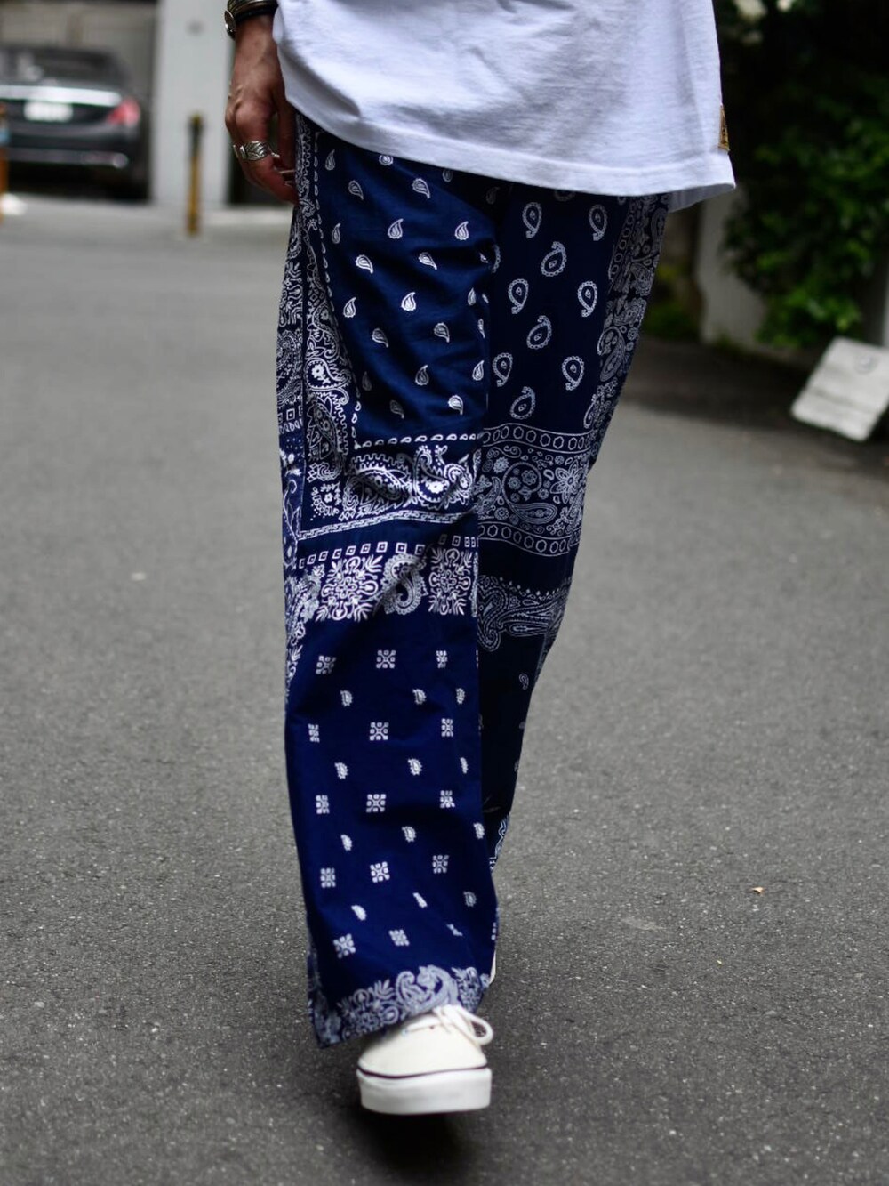 ブルー系のシャツ/ブラウス、ブルー系のパンツ、ホワイト系のスニーカーを着用したメンズの春コーディネートの3枚目の写真