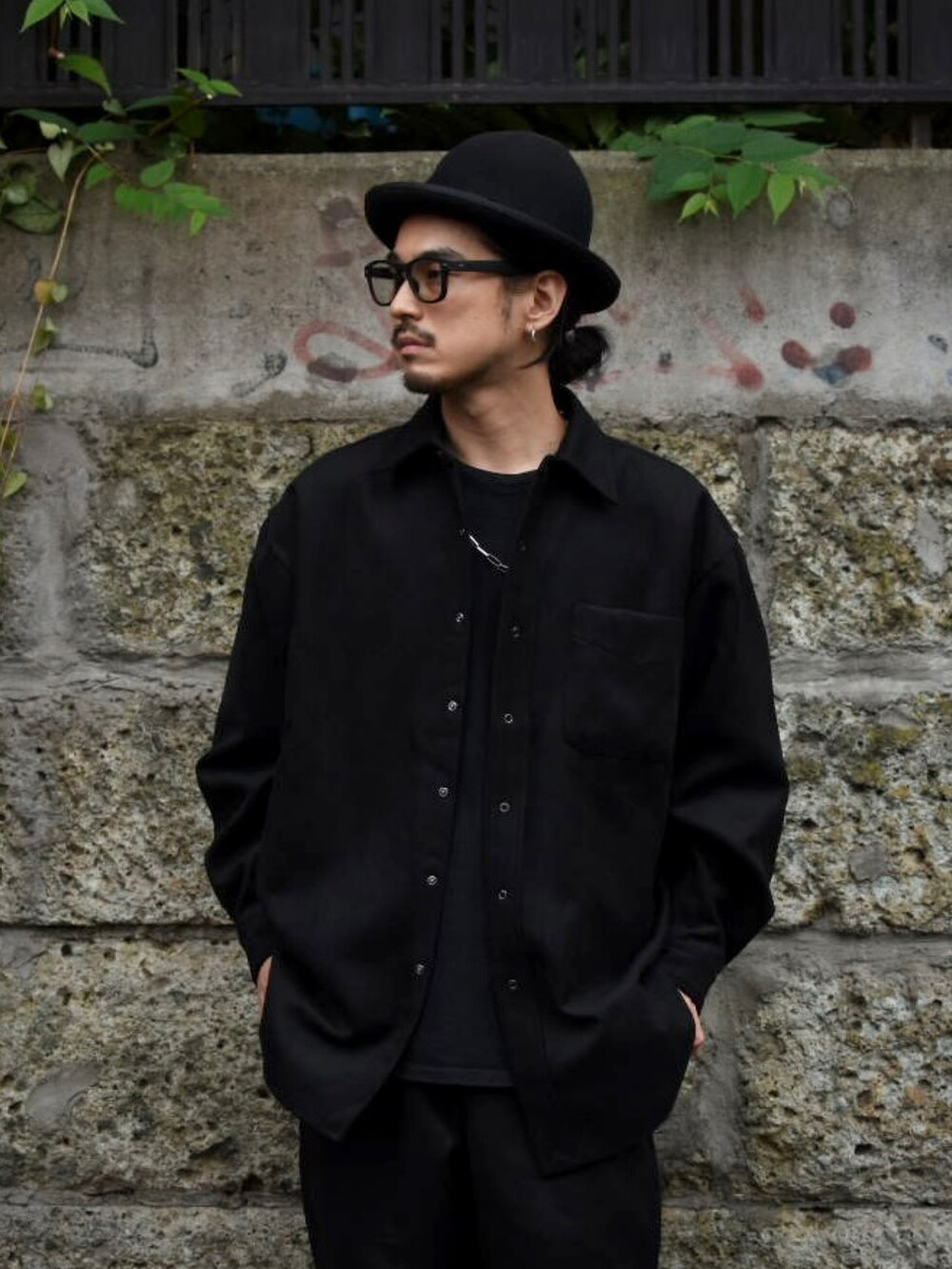 ブラック系のシャツ/ブラウス、ブラック系のその他パンツ、ブラック系のその他シューズを着用したメンズの秋コーディネートの2枚目の写真