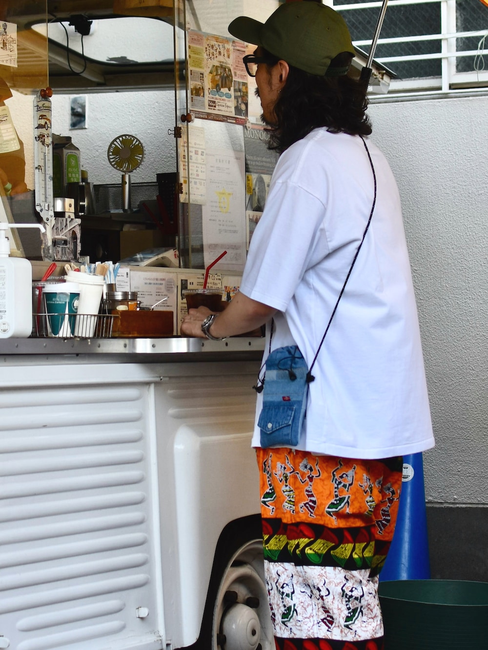 ホワイト系のTシャツ/カットソー、その他のパンツ、ブルー系のバッグを着用したメンズの夏コーディネートの2枚目の写真