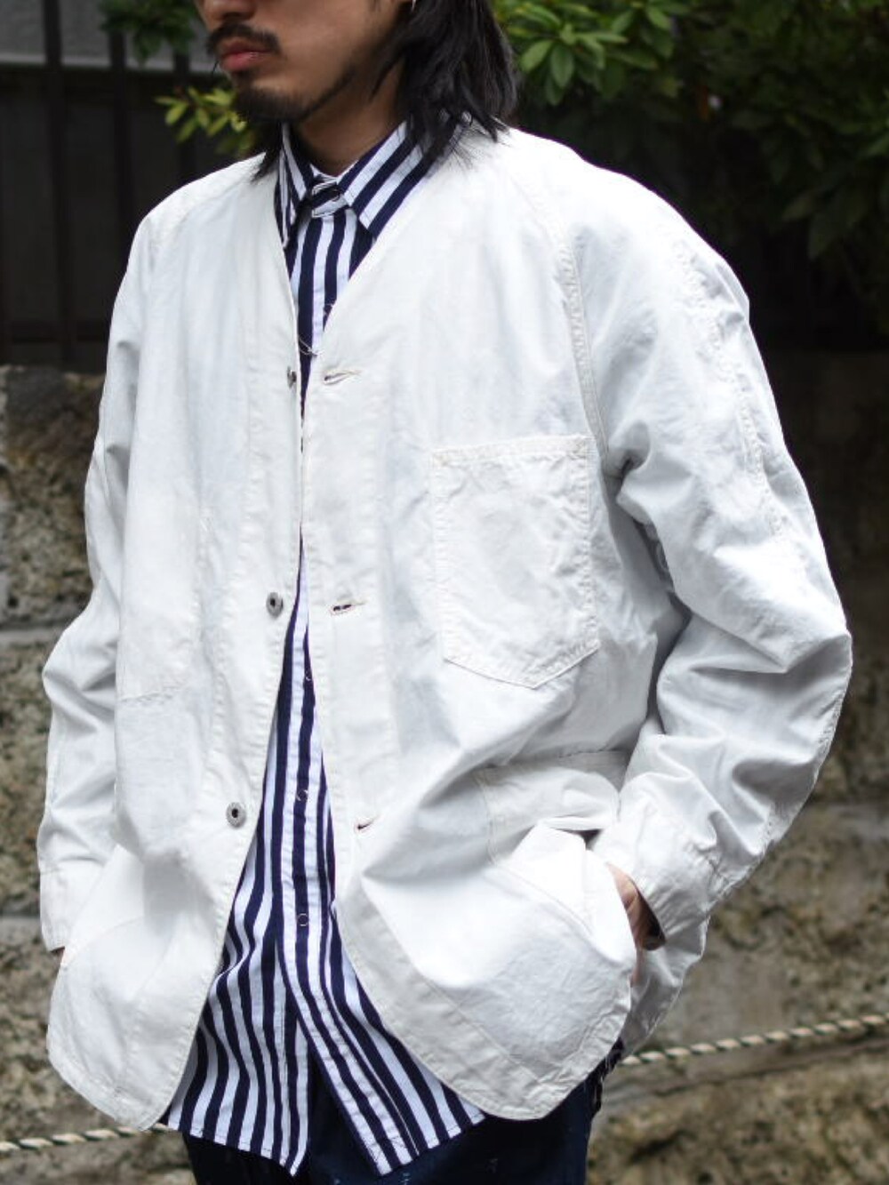 ホワイト系のノーカラージャケット、ホワイト系のカーゴパンツ、ブルー系のシャツ/ブラウスを着用したメンズの春コーディネートの3枚目の写真