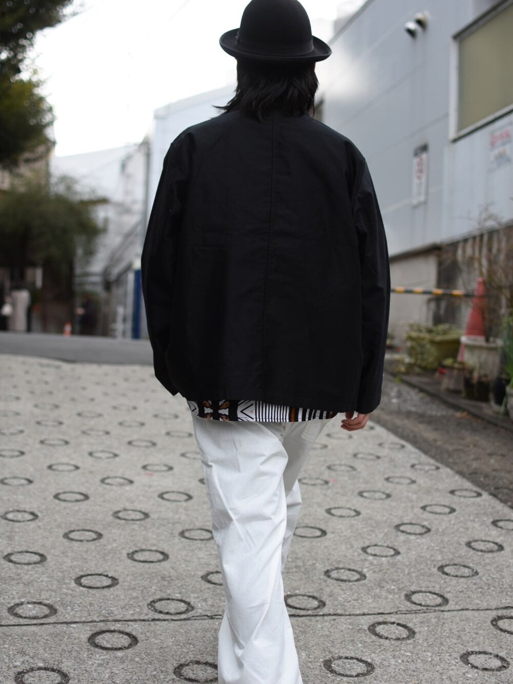 ブラック系のジャケット/アウター、その他のシャツ/ブラウス、ホワイト系のカーゴパンツを着用したメンズの春コーディネートの4枚目の写真