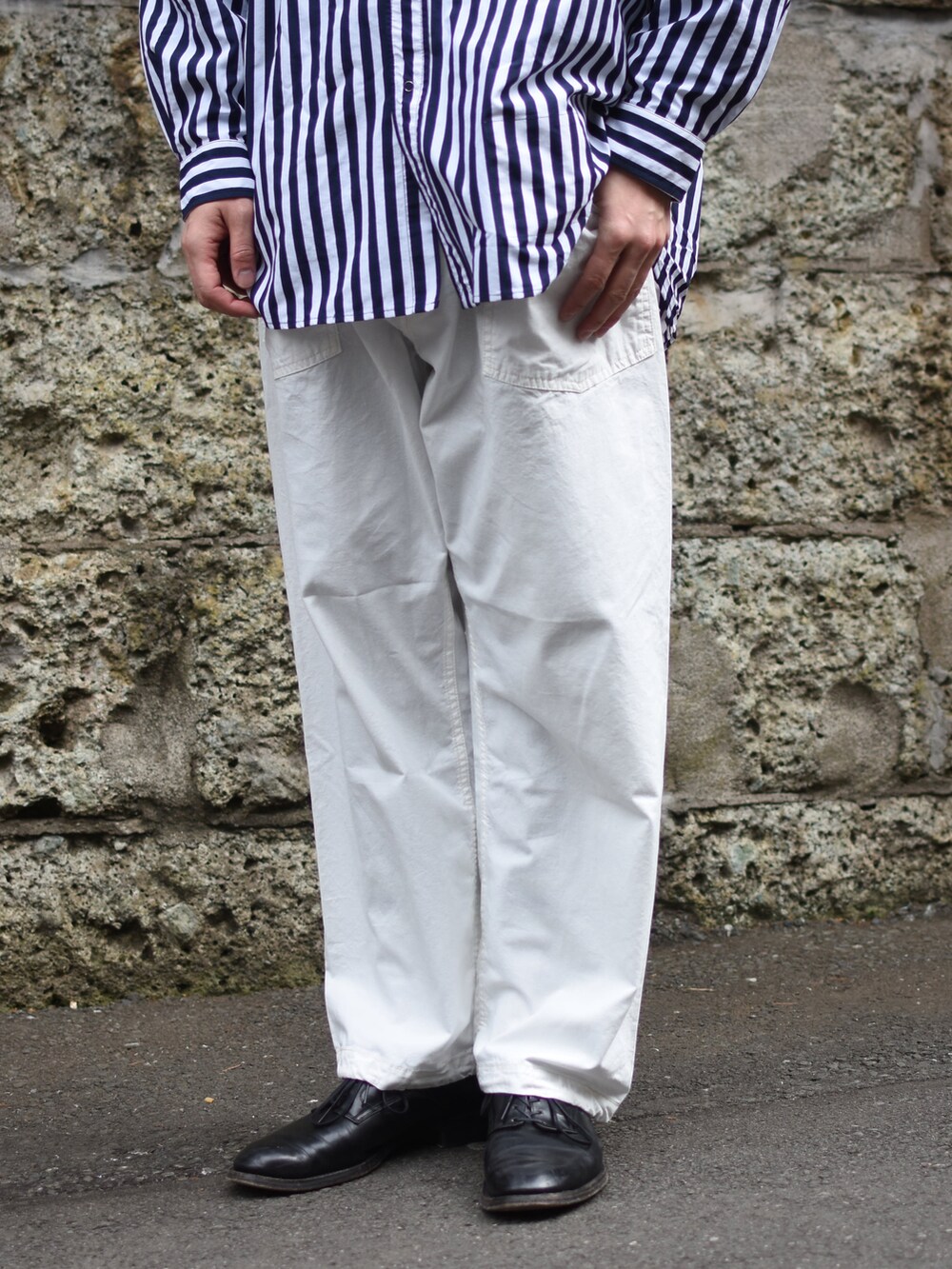 ホワイト系のノーカラージャケット、ホワイト系のカーゴパンツ、ブルー系のシャツ/ブラウスを着用したメンズの春コーディネートの4枚目の写真