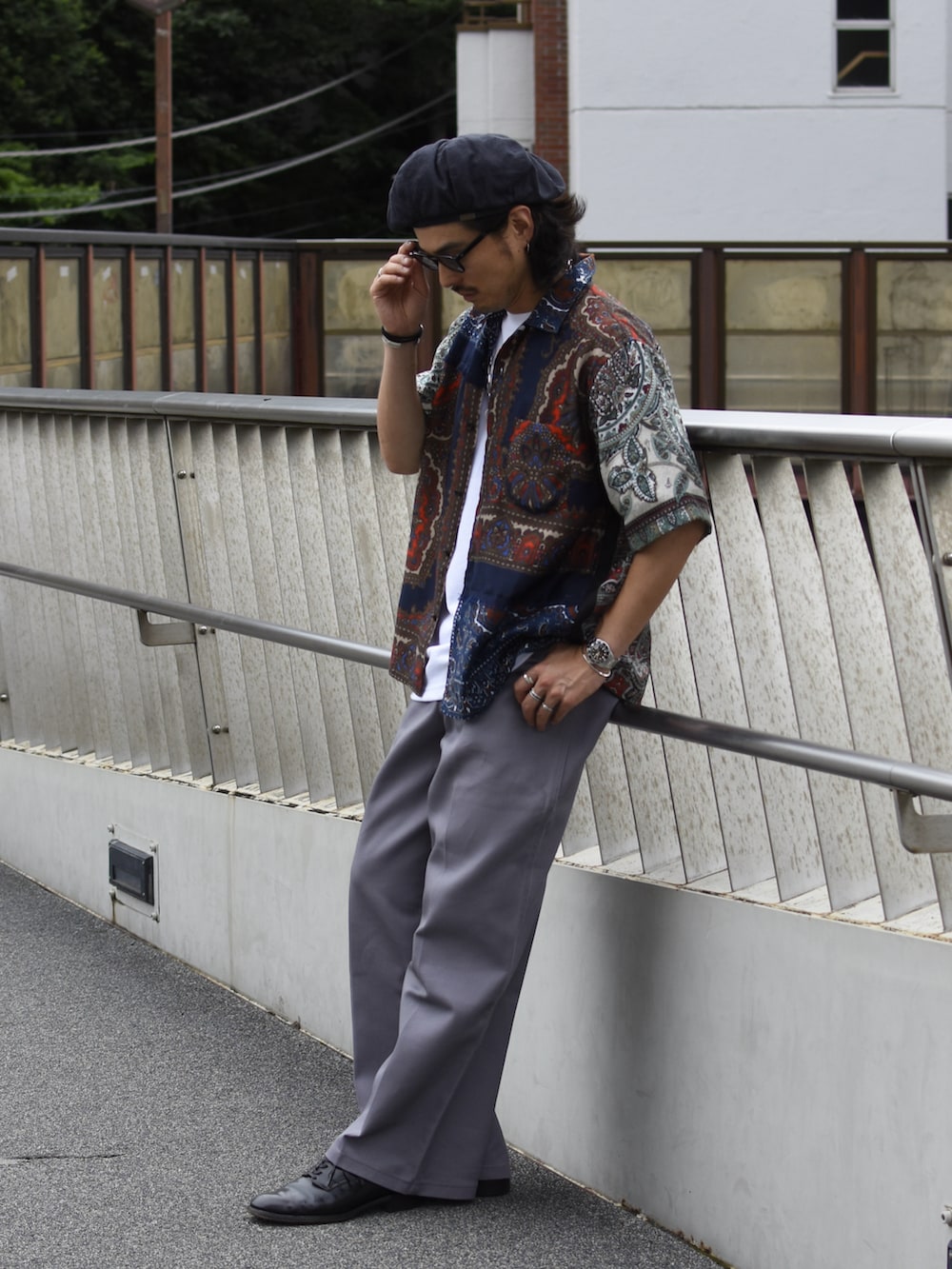 その他のシャツ/ブラウス、グレー系のチノパンツ、ブラック系のその他シューズを着用したメンズの夏コーディネートの5枚目の写真