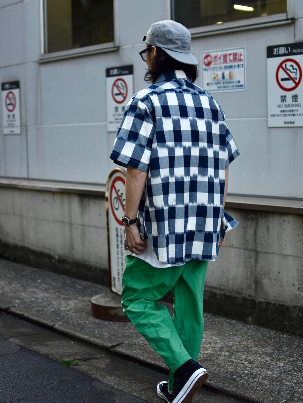 グリーン系のその他パンツ、ブルー系のシャツ/ブラウス、ブラック系のスニーカーを着用したメンズの春コーディネートの3枚目の写真