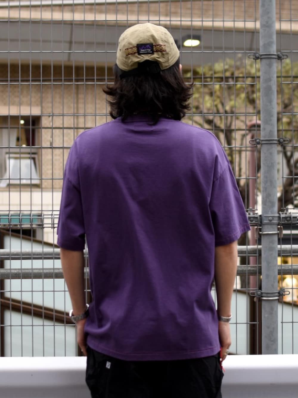 ブラック系のパンツ、その他のスニーカー、パープル系のTシャツ/カットソーを着用したメンズの夏コーディネートの3枚目の写真