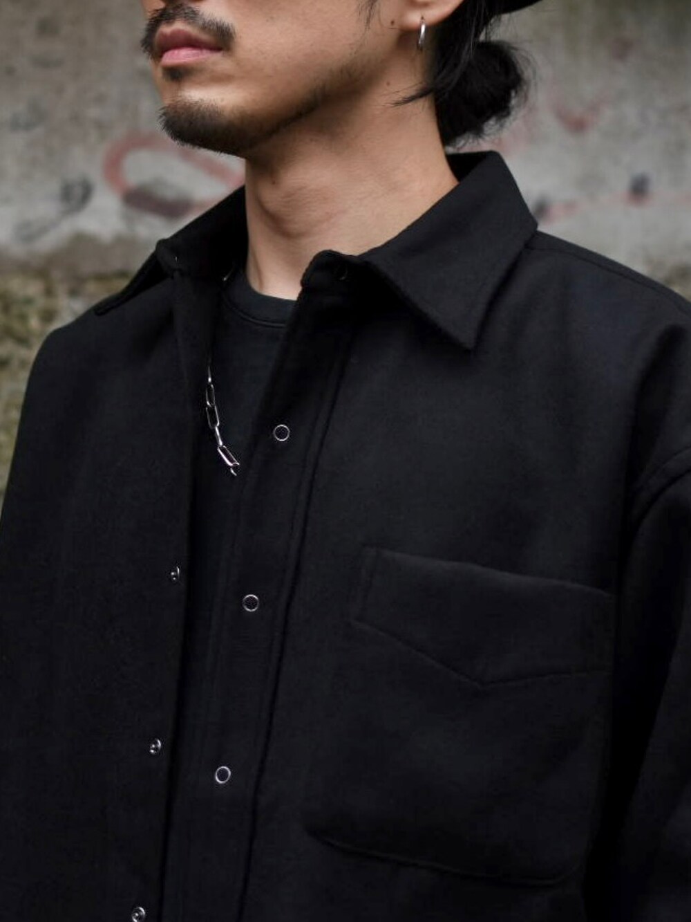 ブラック系のシャツ/ブラウス、ブラック系のその他パンツ、ブラック系のその他シューズを着用したメンズの秋コーディネートの4枚目の写真