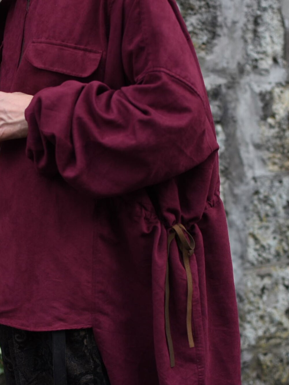 レッド系のシャツ/ブラウス、ブラック系のパンツ、ブラック系のその他シューズを着用したメンズの秋コーディネートの5枚目の写真