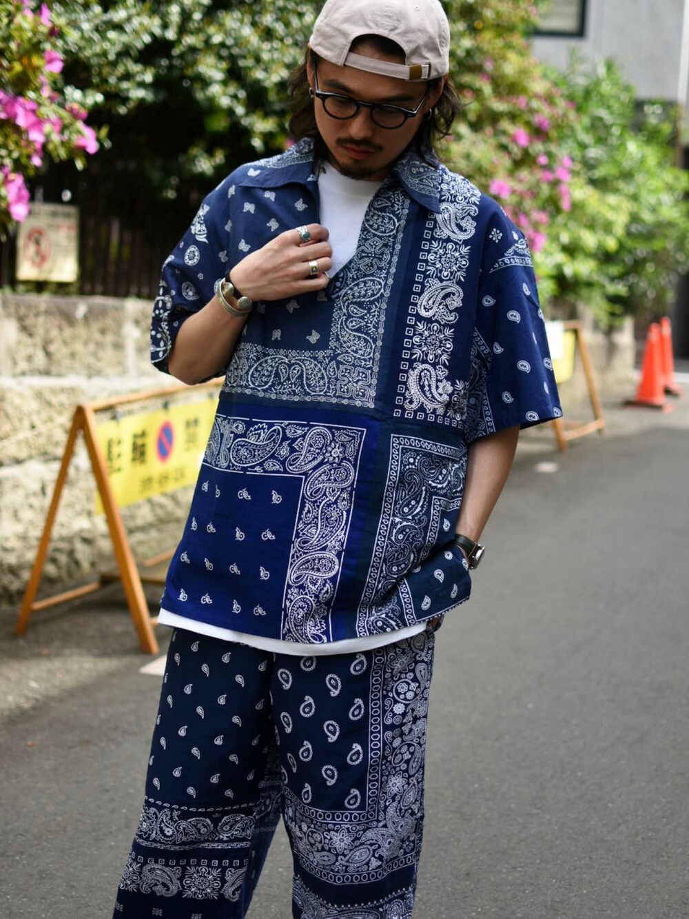 ブルー系のシャツ/ブラウス、ブルー系のパンツ、ホワイト系のスニーカーを着用したメンズの春コーディネートの5枚目の写真