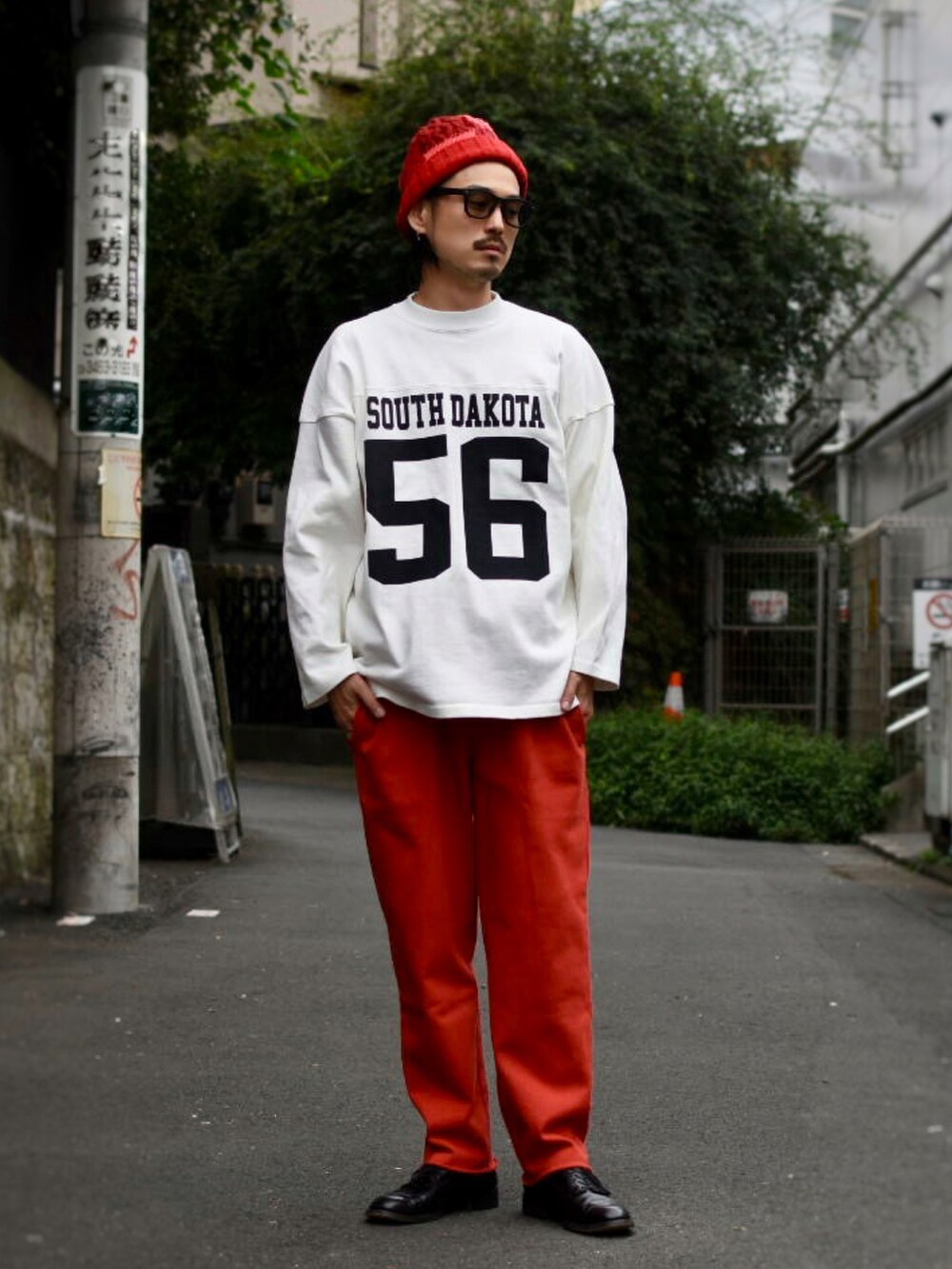 ホワイト系のスウェット、ブルー系のデニムジャケット、レッド系のスウェットパンツを着用したメンズの秋コーディネートの2枚目の写真