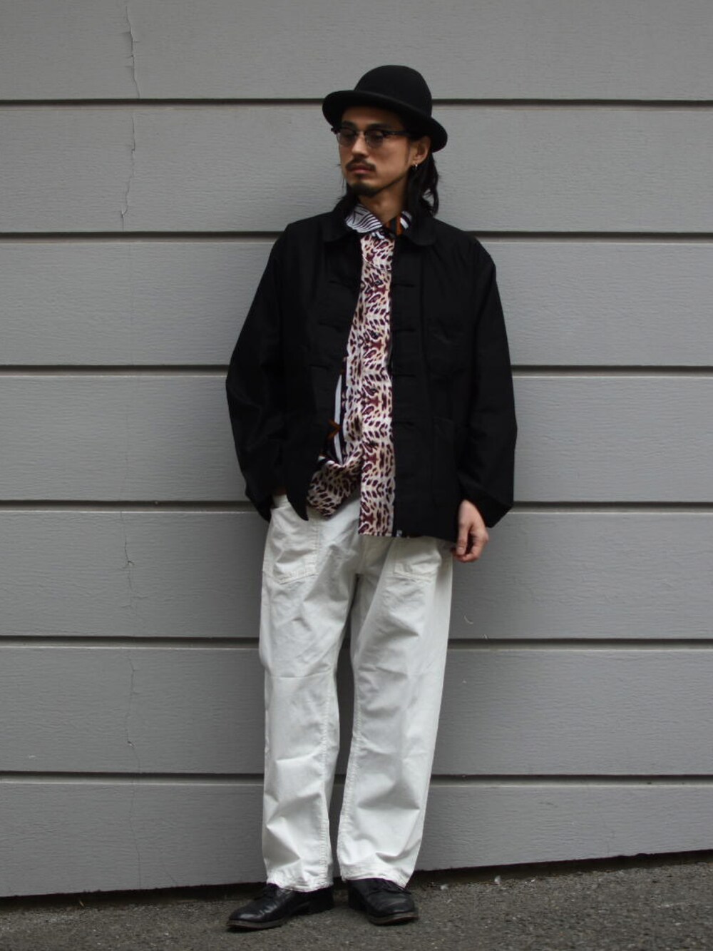 ブラック系のジャケット/アウター、その他のシャツ/ブラウス、ホワイト系のカーゴパンツを着用したメンズの春コーディネートの2枚目の写真