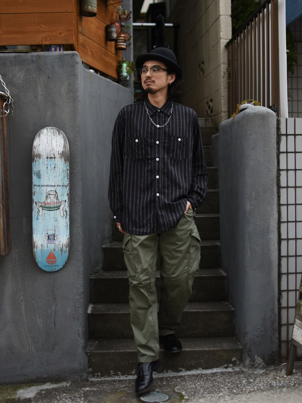 ブラック系のシャツ/ブラウス、グリーン系のカーゴパンツ、ブラック系のその他シューズを着用したメンズの春コーディネートの5枚目の写真