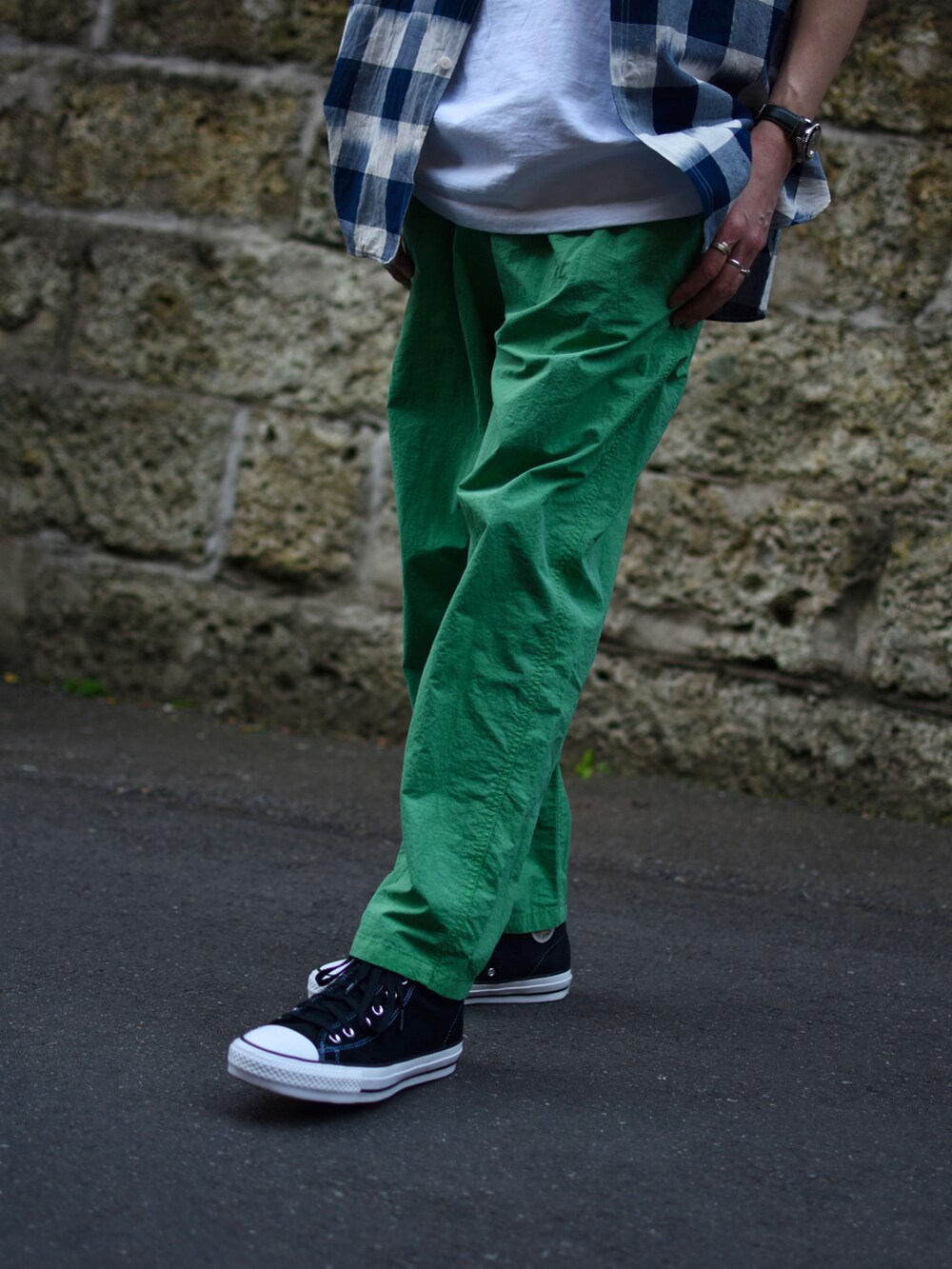グリーン系のその他パンツ、ブルー系のシャツ/ブラウス、ブラック系のスニーカーを着用したメンズの春コーディネートの4枚目の写真