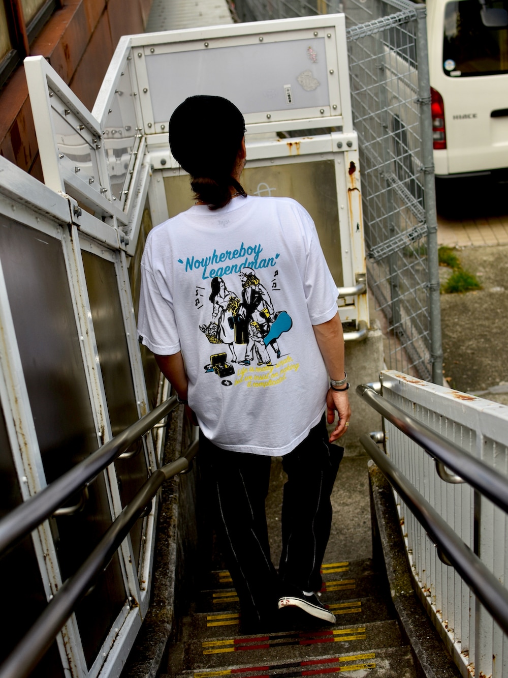 ホワイト系のTシャツ/カットソー、ブラック系のデニムパンツ、ブラック系のスニーカーを着用したメンズの夏コーディネートの3枚目の写真