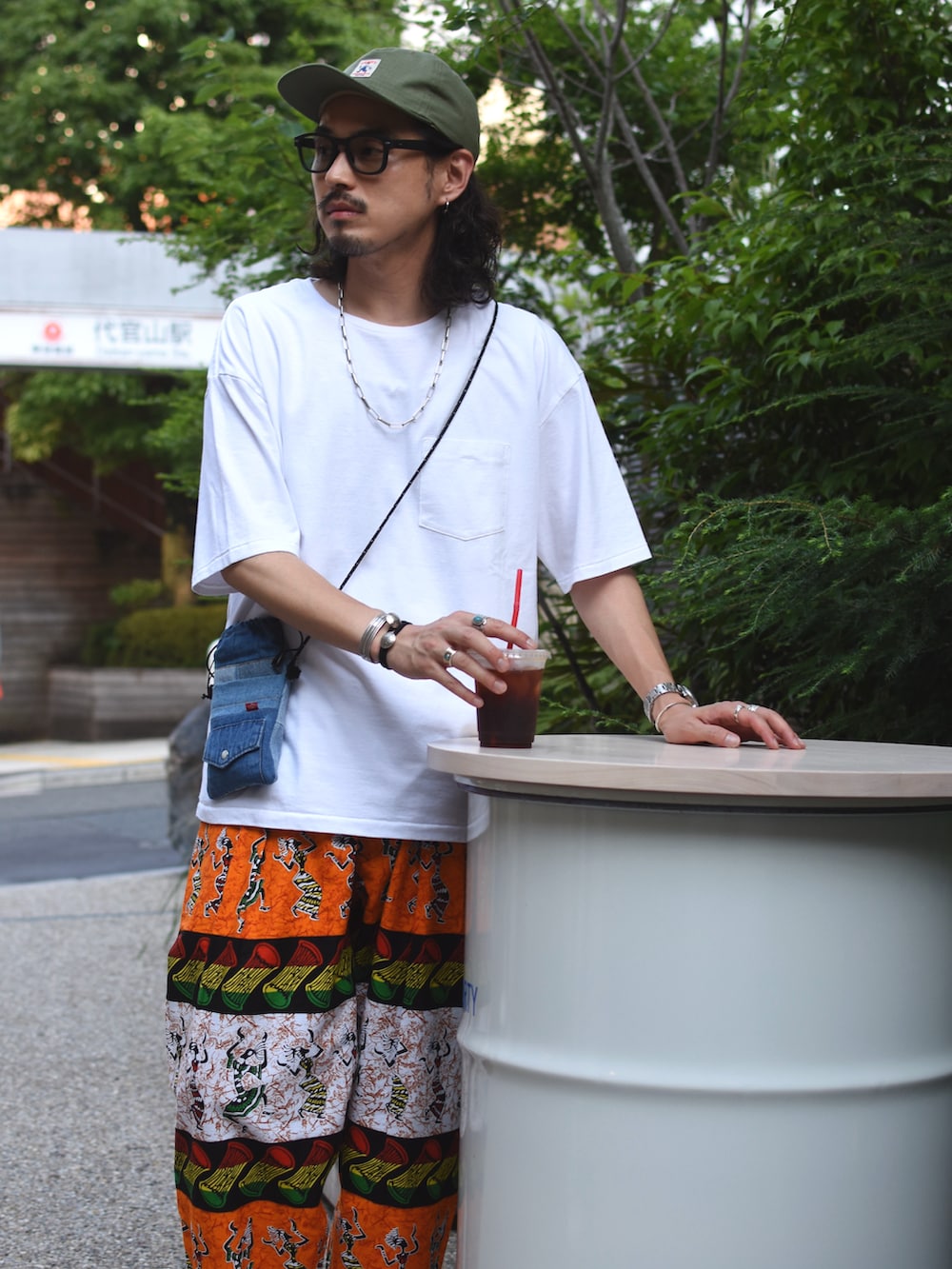 ホワイト系のTシャツ/カットソー、その他のパンツ、ブルー系のバッグを着用したメンズの夏コーディネートの5枚目の写真