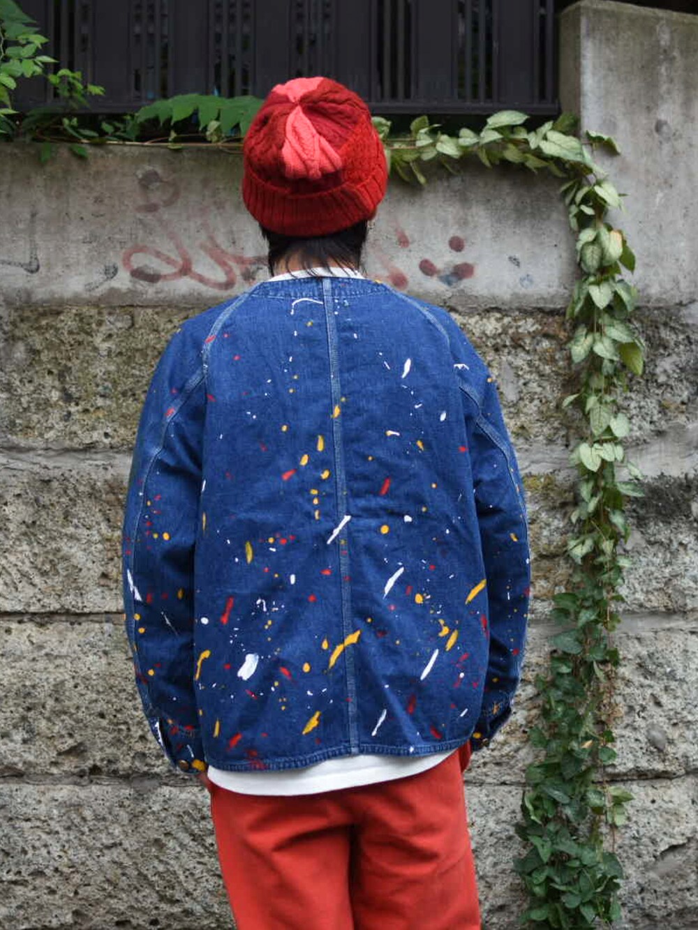 ホワイト系のスウェット、ブルー系のデニムジャケット、レッド系のスウェットパンツを着用したメンズの秋コーディネートの4枚目の写真