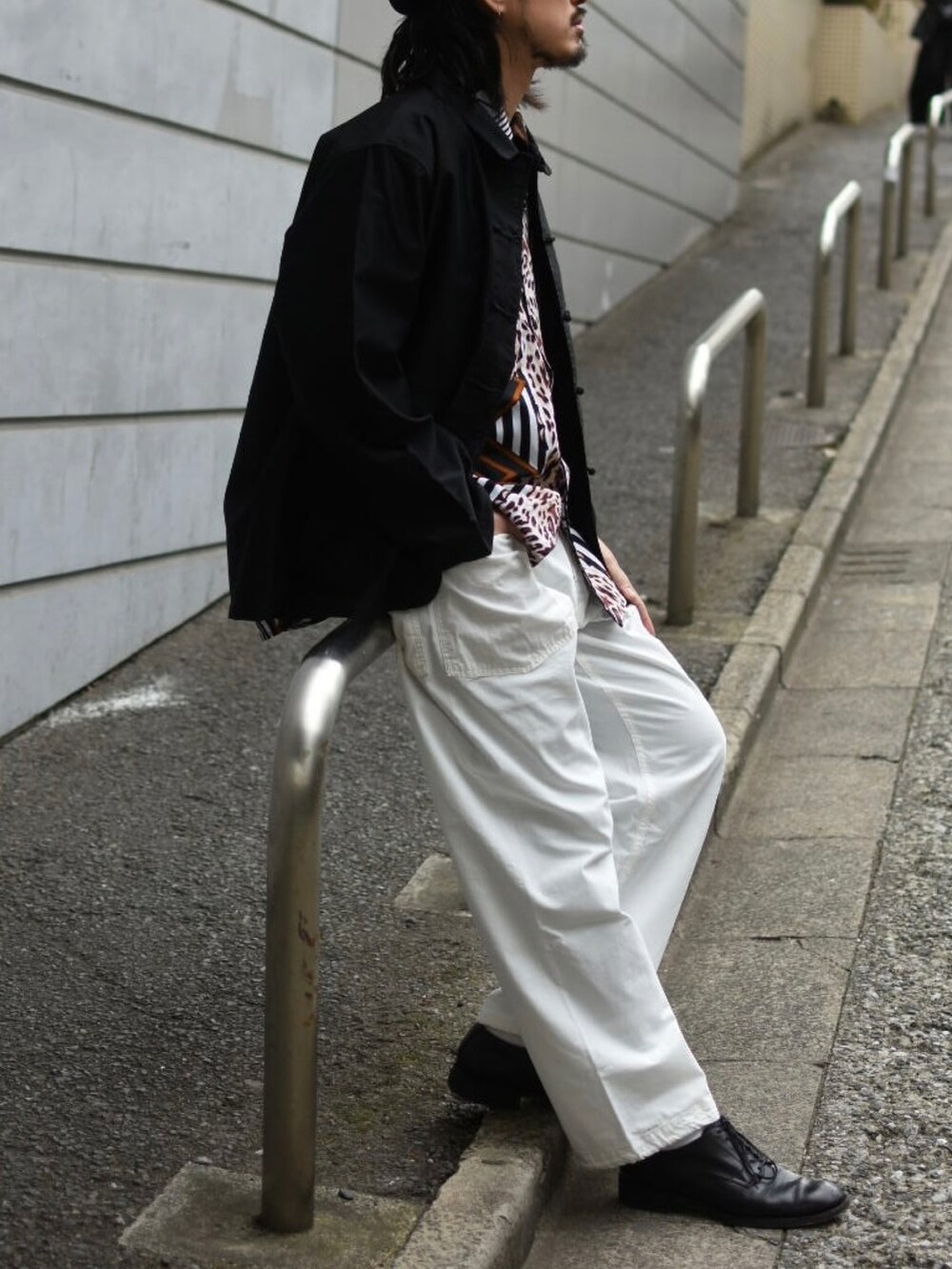 ブラック系のジャケット/アウター、その他のシャツ/ブラウス、ホワイト系のカーゴパンツを着用したメンズの春コーディネートの5枚目の写真