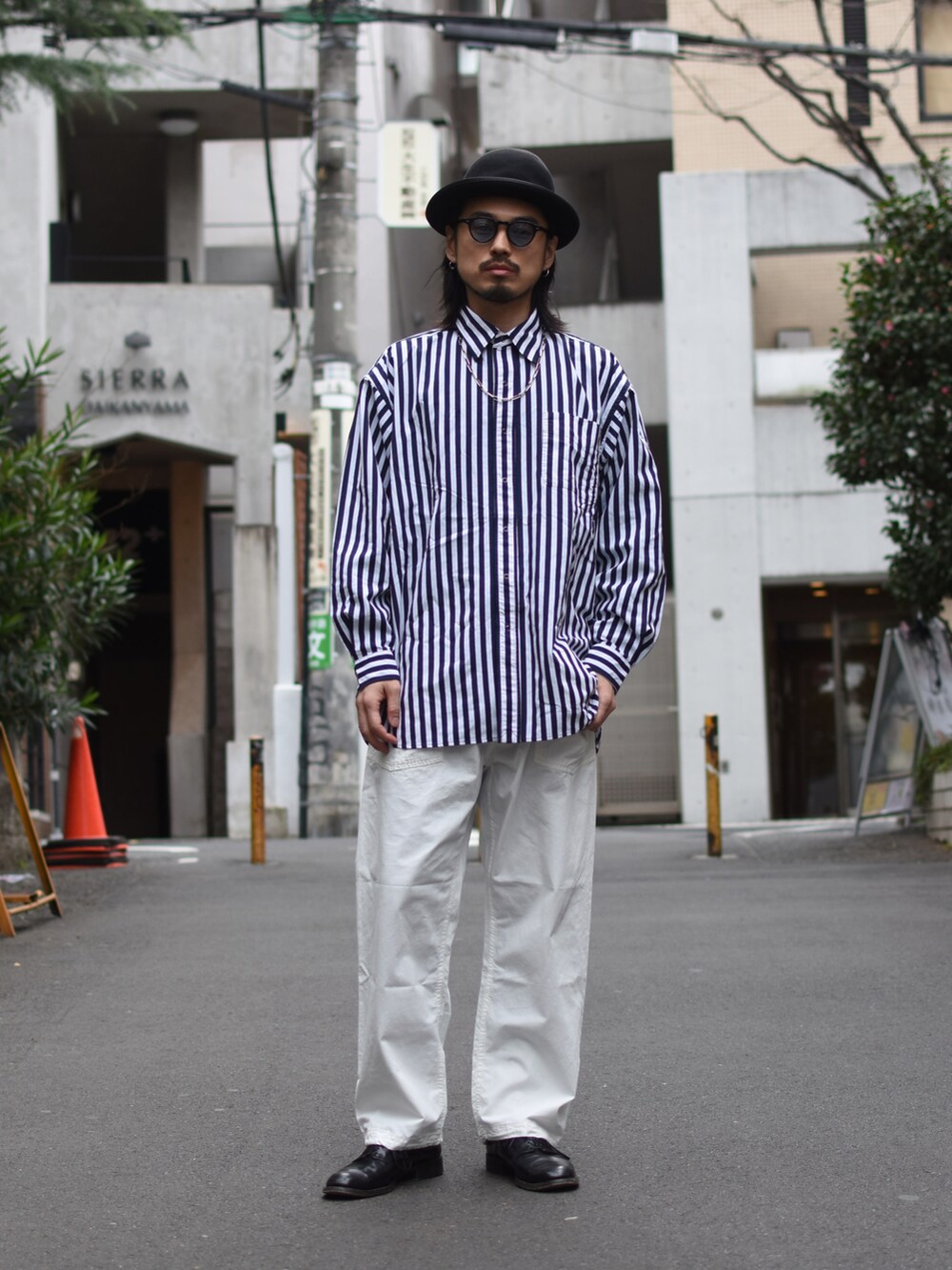 ホワイト系のノーカラージャケット、ホワイト系のカーゴパンツ、ブルー系のシャツ/ブラウスを着用したメンズの春コーディネートの2枚目の写真