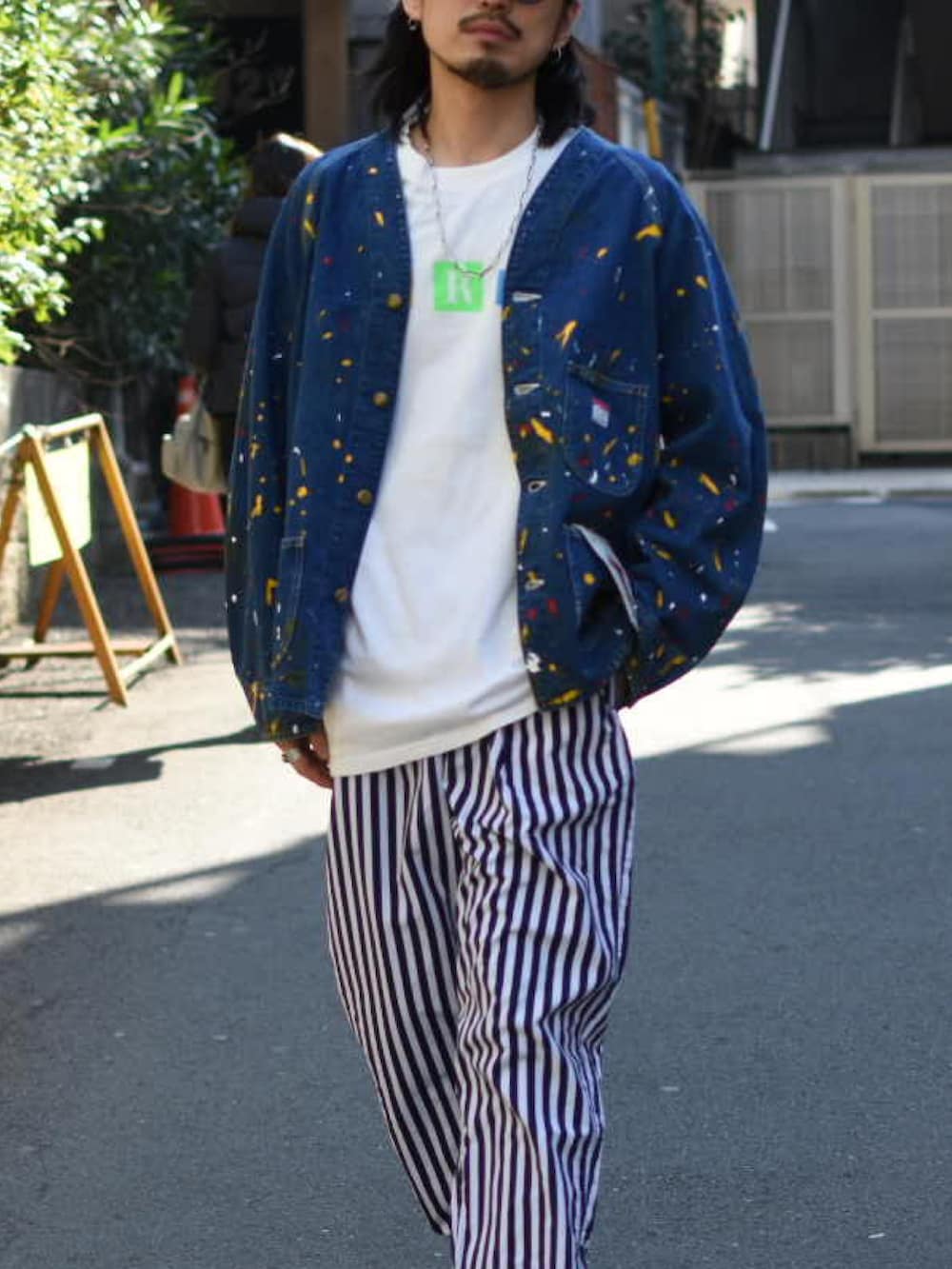 ブルー系のデニムジャケット、ブルー系のパンツ、ブラック系のその他シューズを着用したメンズの春コーディネートの2枚目の写真