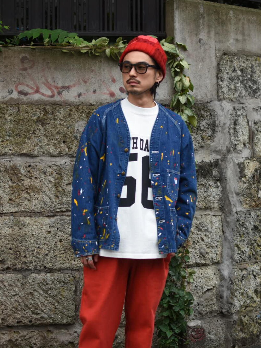 ホワイト系のスウェット、ブルー系のデニムジャケット、レッド系のスウェットパンツを着用したメンズの秋コーディネートの3枚目の写真