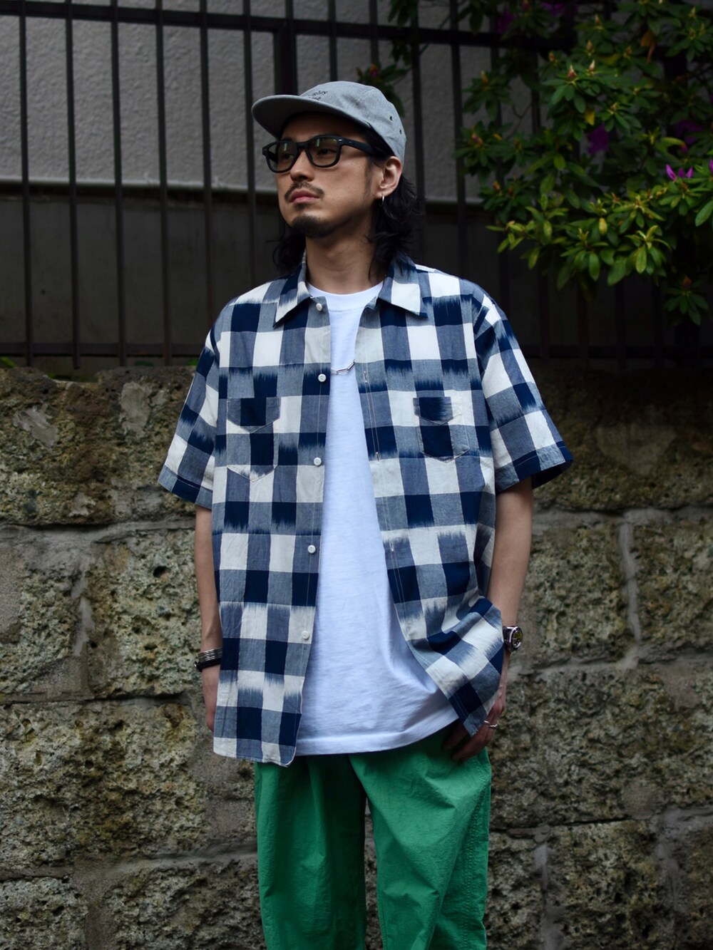 グリーン系のその他パンツ、ブルー系のシャツ/ブラウス、ブラック系のスニーカーを着用したメンズの春コーディネートの5枚目の写真