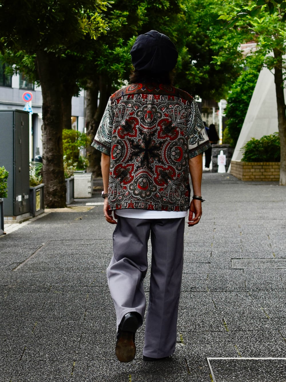 その他のシャツ/ブラウス、グレー系のチノパンツ、ブラック系のその他シューズを着用したメンズの夏コーディネートの2枚目の写真