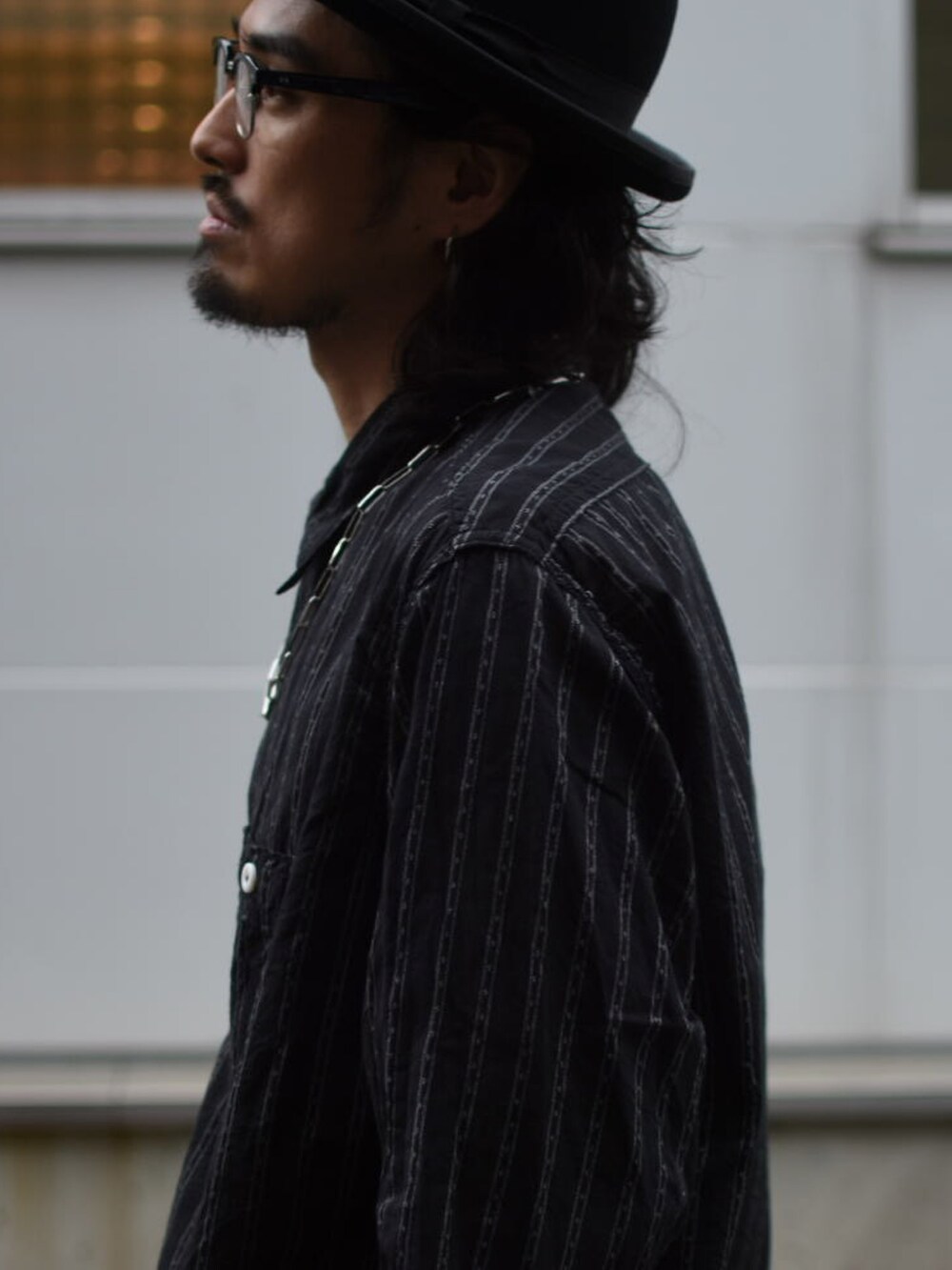 ブラック系のシャツ/ブラウス、グリーン系のカーゴパンツ、ブラック系のその他シューズを着用したメンズの春コーディネートの2枚目の写真