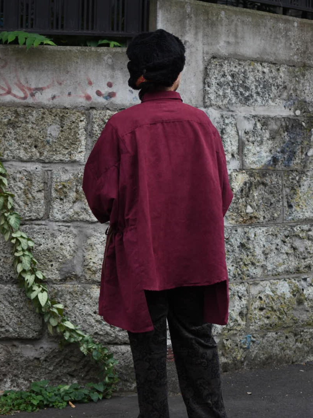 レッド系のシャツ/ブラウス、ブラック系のパンツ、ブラック系のその他シューズを着用したメンズの秋コーディネートの3枚目の写真