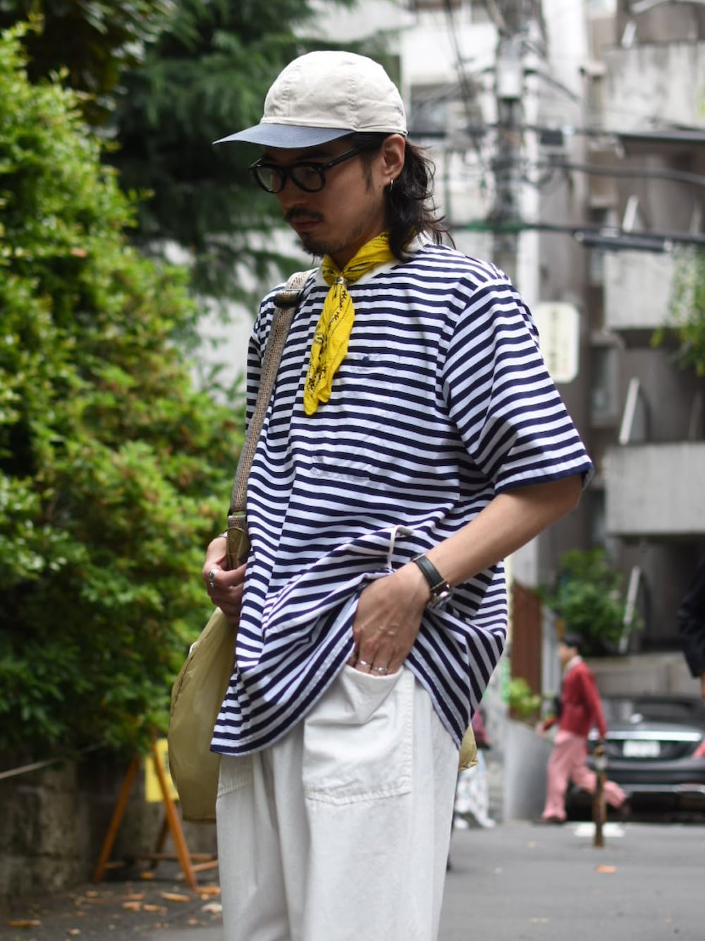 ブルー系のTシャツ/カットソー、ホワイト系のカーゴパンツ、ベージュ系のバッグを着用したメンズの夏コーディネートの2枚目の写真